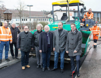 Neuer Straßenfertiger am Busbahnhof zum ersten Mal in Betrieb