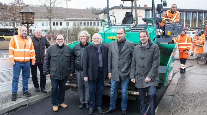 Neuer Straßenfertiger am Busbahnhof zum ersten Mal in Betrieb