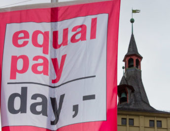 Equal Pay Day: Aktionsstand zur Lohngerechtigkeit in der Stadtbücherei