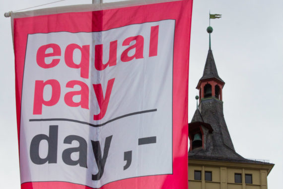 Equal Pay Day: Aktionsstand zur Lohngerechtigkeit in der Stadtbücherei