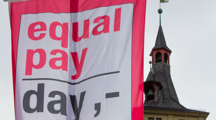 Equal Pay Day: Aktionsstand zur Lohngerechtigkeit in der Stadtbücherei