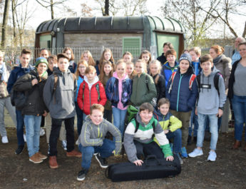 Schülerinnen und Schüler des Matthias-Grünewald-Gymnasium erkunden Bahnhofsquellen