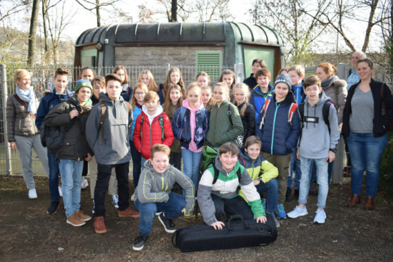 Schülerinnen und Schüler des Matthias-Grünewald-Gymnasium erkunden Bahnhofsquellen