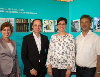 Unibibliothek stellt zum 400-jährigen Bestehen im Rathaus aus