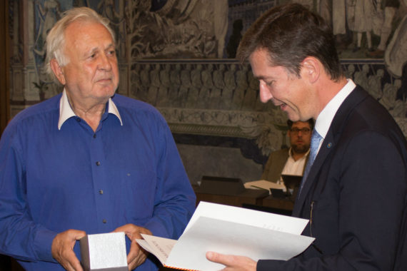 Silberne Ratsbecher für 35 Jahre ehrenamtliche Stadtratsarbeit