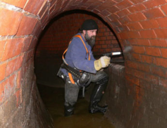 Saubermacher im Untergrund - Stadt reinigt Kanäle (Foto: Entwässerungsbetrieb Stadt Würzburg)