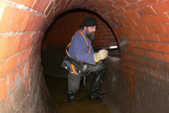 Saubermacher im Untergrund - Stadt reinigt Kanäle (Foto: Entwässerungsbetrieb Stadt Würzburg)