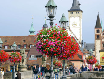 Würzburgs Innenstadt blühte auf – erfolgreiche "Flower Baskets" Aktion 2019