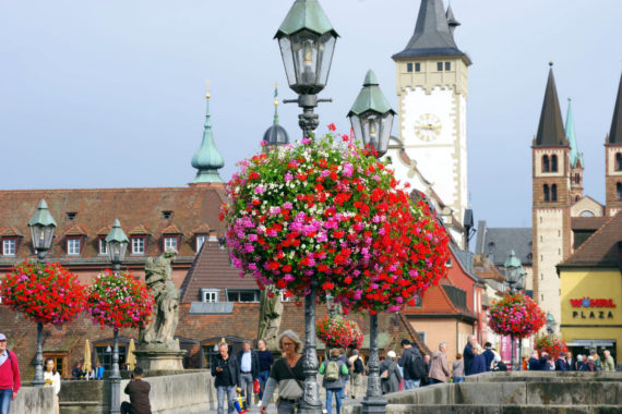 Würzburgs Innenstadt blühte auf – erfolgreiche "Flower Baskets" Aktion 2019