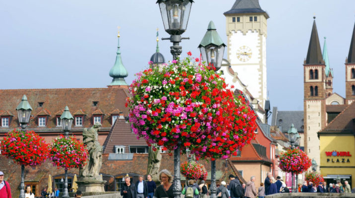 Würzburgs Innenstadt blühte auf – erfolgreiche "Flower Baskets" Aktion 2019