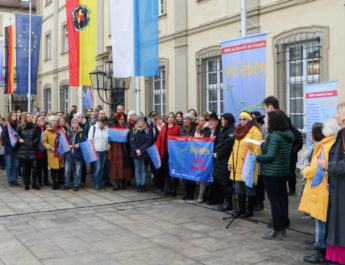 Stadt Würzburg zeigt Flagge gegen Gewalt an Frauen