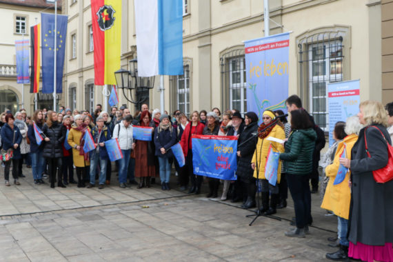 Stadt Würzburg zeigt Flagge gegen Gewalt an Frauen
