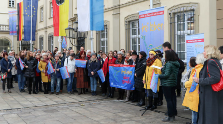 Stadt Würzburg zeigt Flagge gegen Gewalt an Frauen