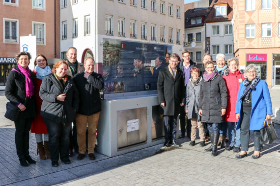Gedenkstele am Marktplatz erinnert an das einstige jüdische Zentrum Würzburgs