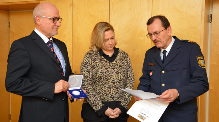 „Du denkst nicht – du handelst“ - Iris Kaufmann erhält Medaille für Verdienste um die Innere Sicherheit