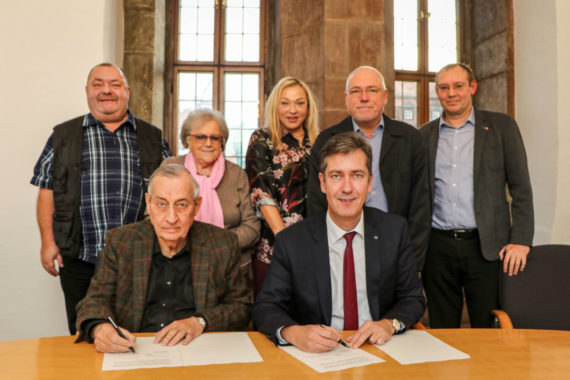 Stadt und Tierschutzverein besiegeln Vertrag zum Wohle der Tiere