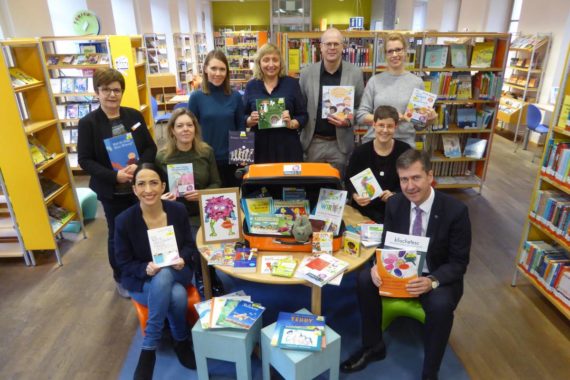 Klischeefreier Medienkoffer für Kindergärten im Angebot der Stadtbücherei