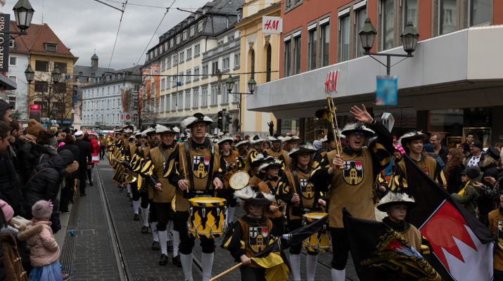 Überwiegend friedlicher Faschingszug in Würzburg